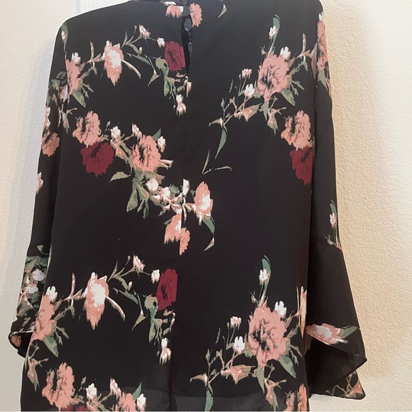 Vince Camuto Black Floral Windswept Bell Sleeve
Blouse Top - Size XL - Picture 2 of 8